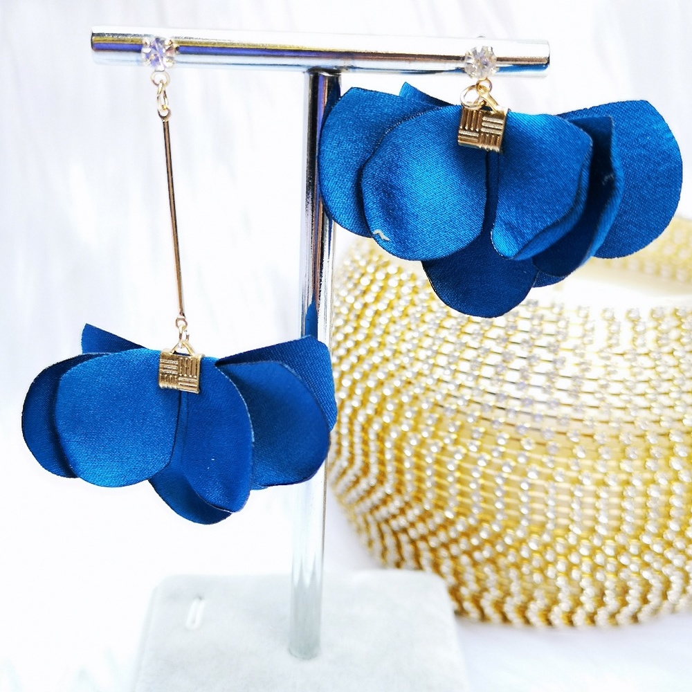 Qbe Petal High-Low Rhinestones Earrings Royal Blue